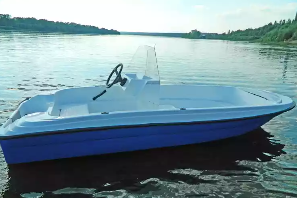 Стеклопластиковая лодка Пингвин с консолью (тримаран) в Твери