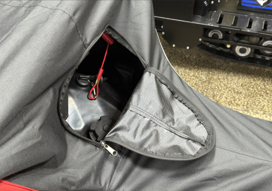 Чехол транспорт. снегохода IKUDZO HUNTER черно-красный Оксфорд ПРЕМИУМ качества с лого IKUDZO в Твери