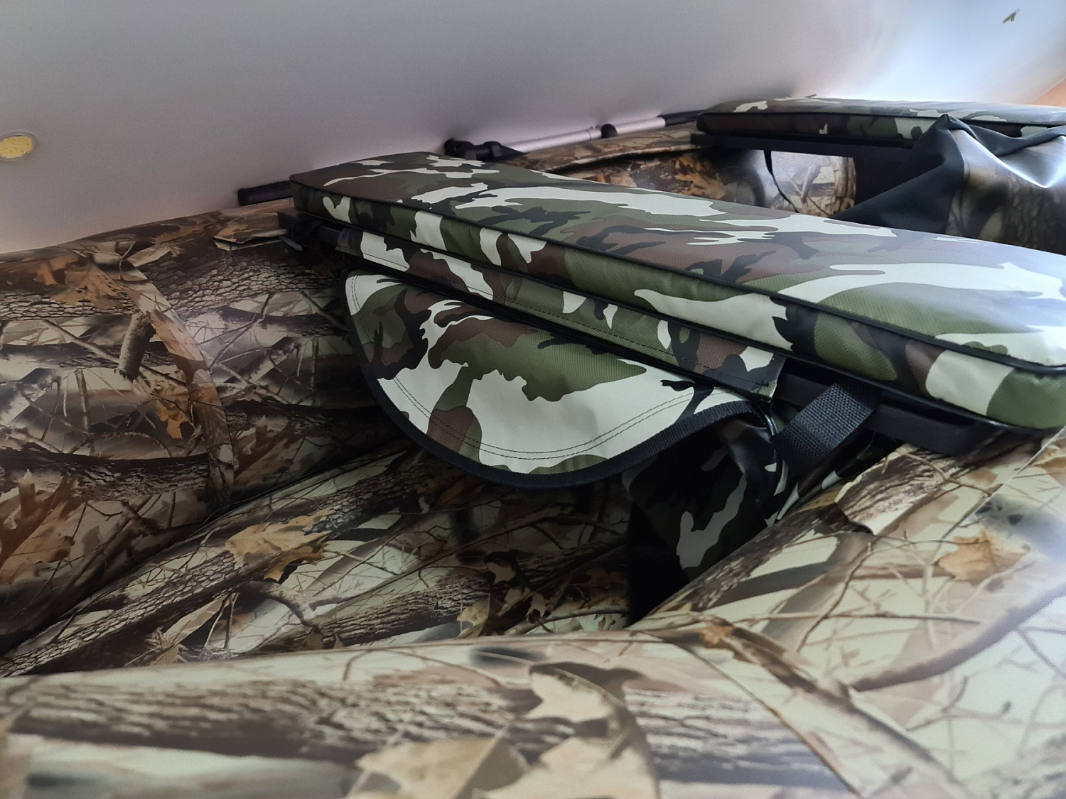 КОМПЛЕКТ МЯГКИХ НАКЛАДОК С СУМКОЙ ДЛЯ ЛОДОК 105Х20 КАМУФЛЯЖ в Твери